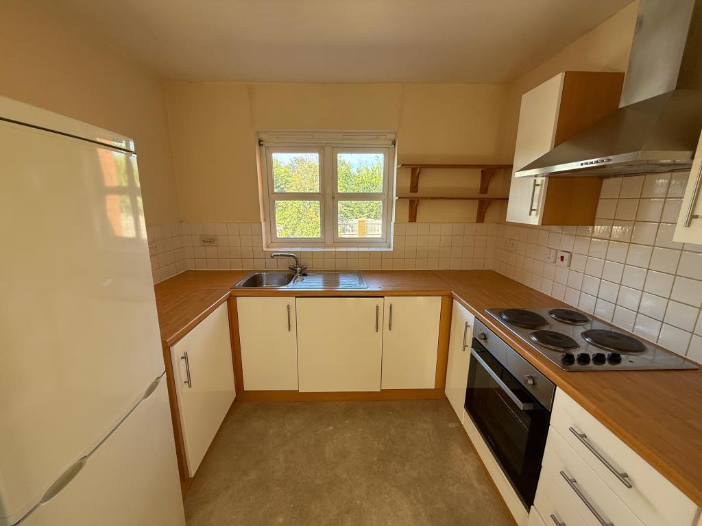 Lot: 136 - VACANT TWO-BEDROOM COACH HOUSE APARTMENT WITH GARAGE - Kitchen with window to rear built in oven hob and extractor